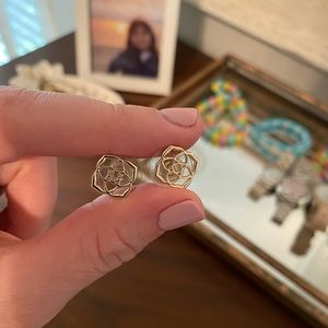 Dira Stud Earrings In Gold